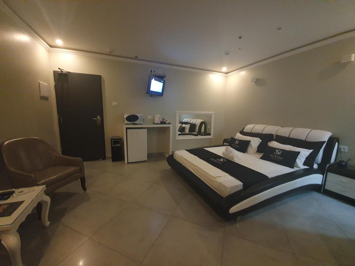 Spat Business Holon Bagian luar foto