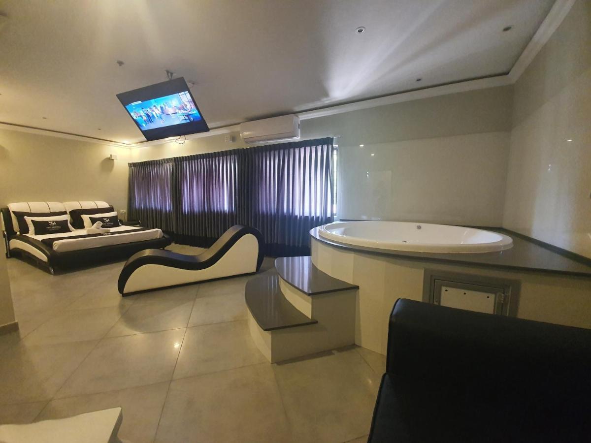 Spat Business Holon Bagian luar foto