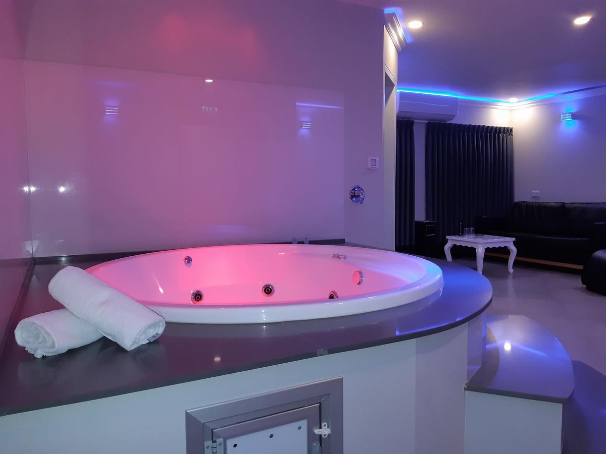 Spat Business Holon Bagian luar foto