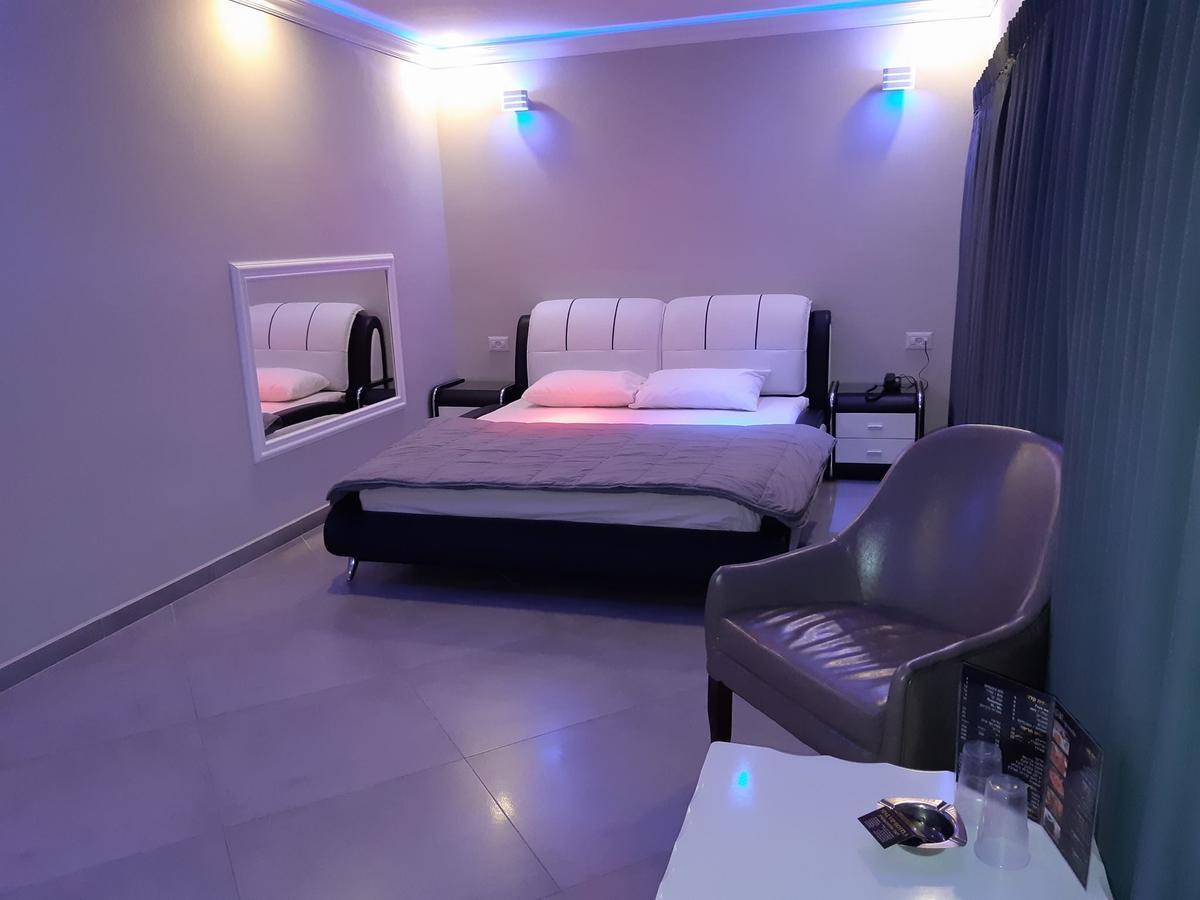 Spat Business Holon Bagian luar foto